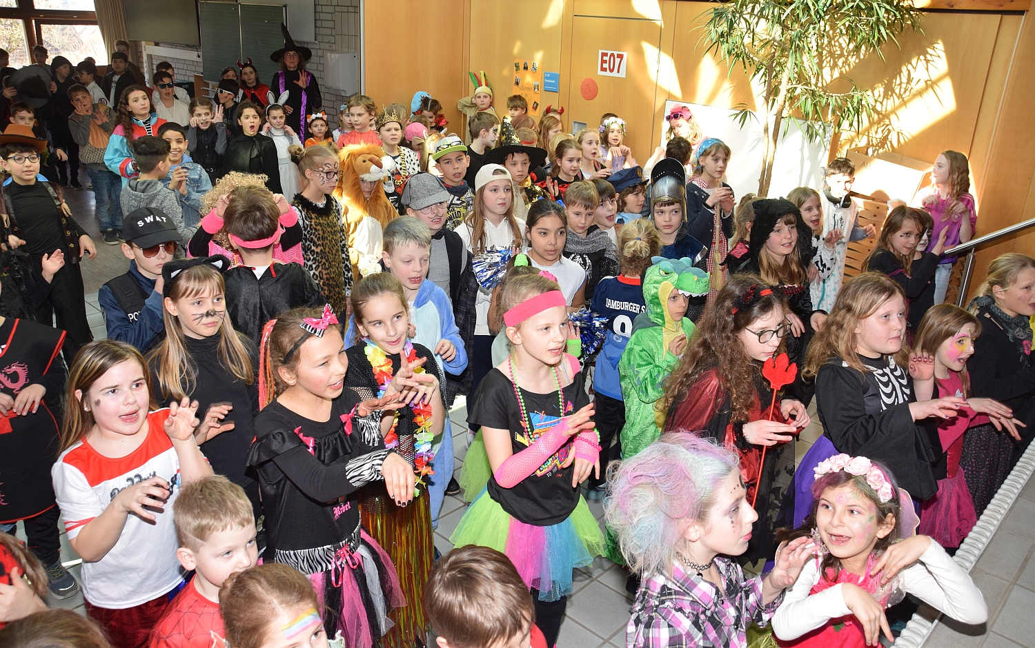 Foto von verkleideten Kindern in der Aula